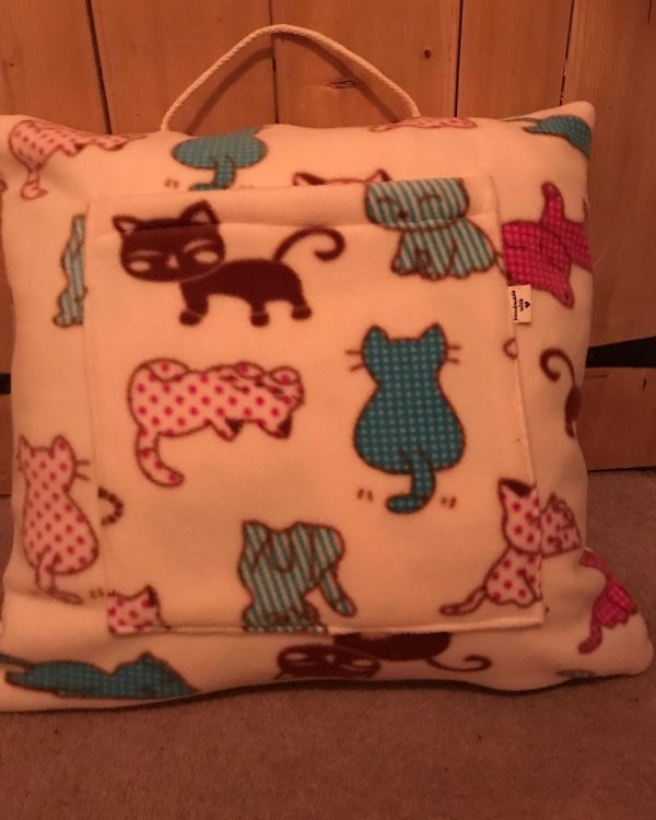 Cat reader cushion